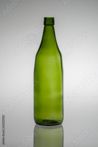Botella verde/ botella de vidrio de color verde, aislada sobre fondo blanco