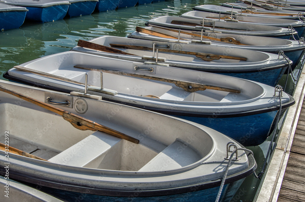 Barcas de remo/ barcas de remo de recreo en el estanque del parque del Retiro en Madrid