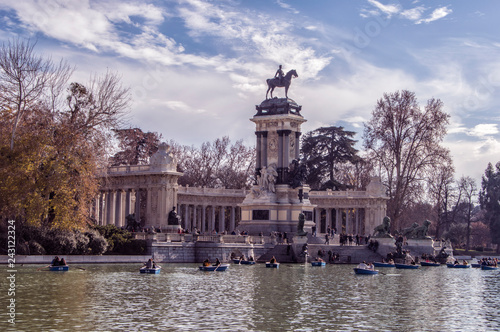 Estanque del parque del Buen Retiro/ imagen del del estanque del parque del Buen Retiro con el monumento a Alfonso XII en Madrid. España