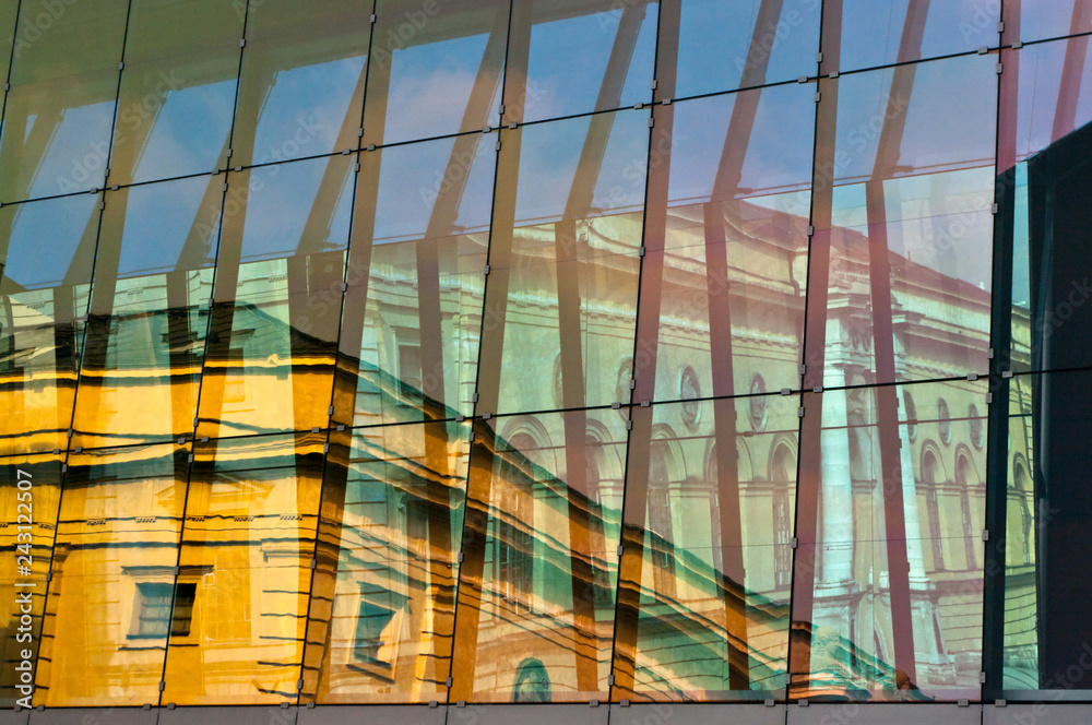 Obraz premium Historical Architecture Reflected in Modern Windows