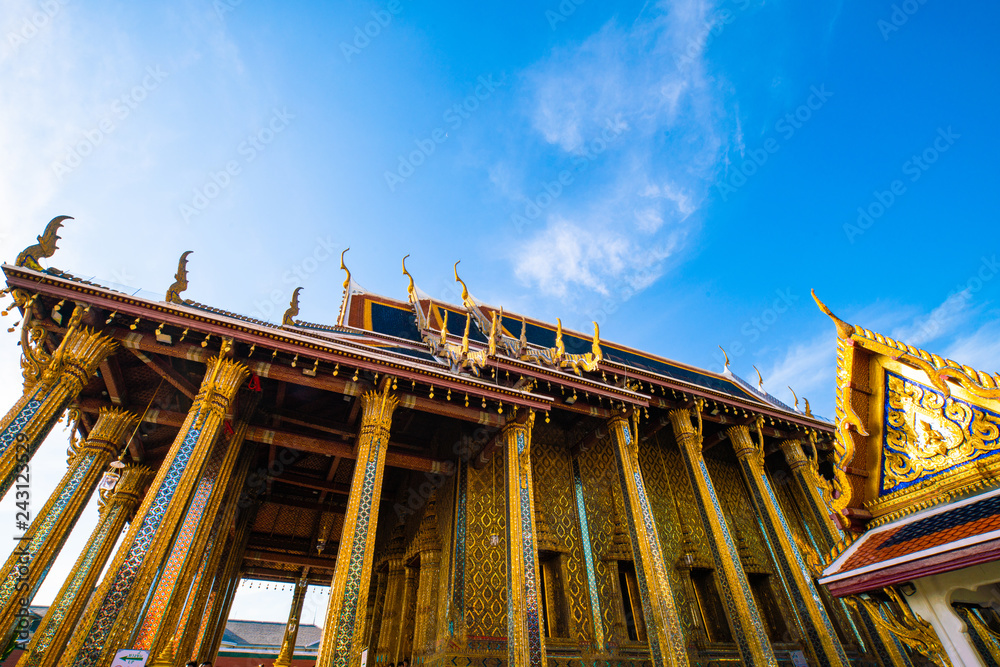 Fototapeta premium Temple of emerald buddha with blue sky cloud travel sightseeing in Bangkok
