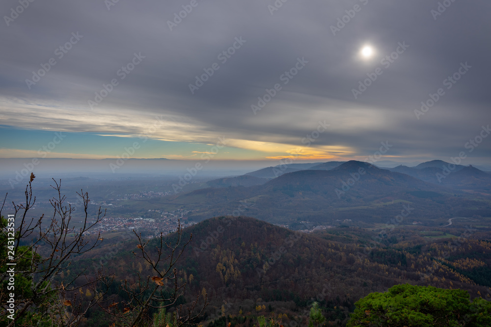 Obraz premium Foggy annweiler trifels dahn landschaft nebel albertsweiler hdr 