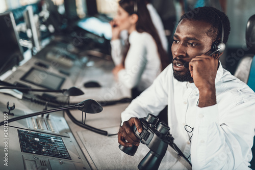 Foto Air dispatch man speaking on headset microphone