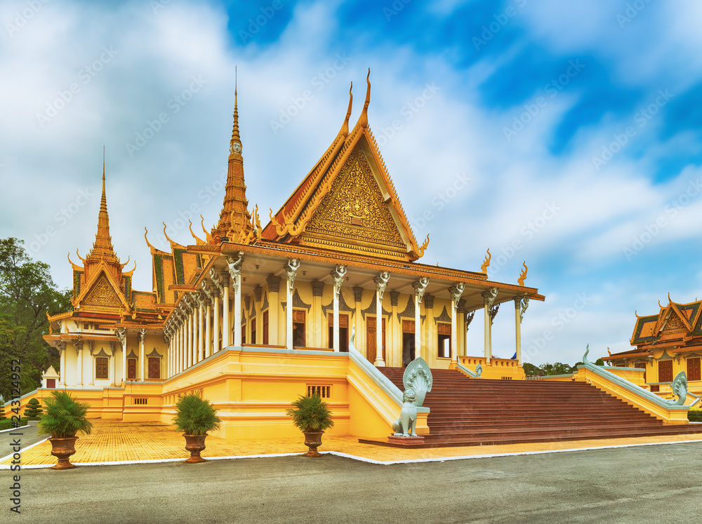 Fototapeta premium The throne hall inside the Royal Palace in Phnom Penh, Cambodia