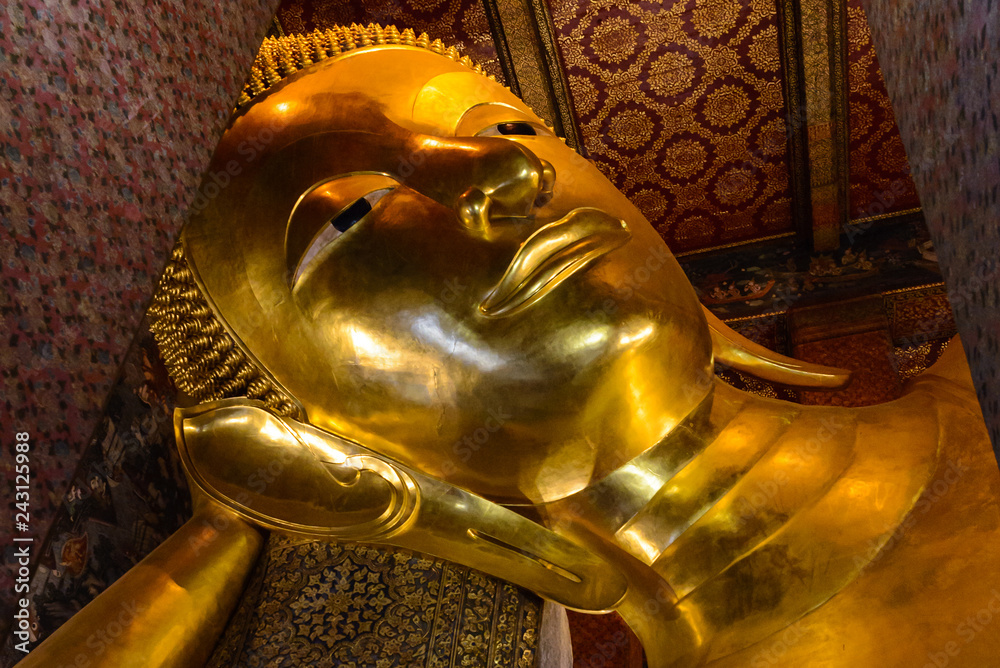 Wat Pho o  Wat Po (en tailandés, วัดโพธิ์), conocido como el Templo del Buda Reclinado, es un templo budista (wat) en el distrito Phra Nakhon, Bangkok, Tailandia. 