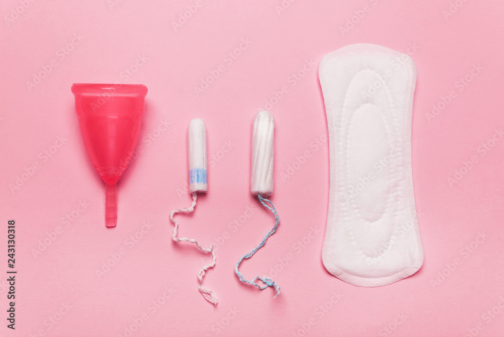 coral Pad, menstrual cup, tampon on a pink background. foto de Stock |  Adobe Stock