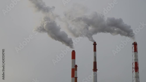 工場の煙突から出る煙（大気汚染　pm2.5）