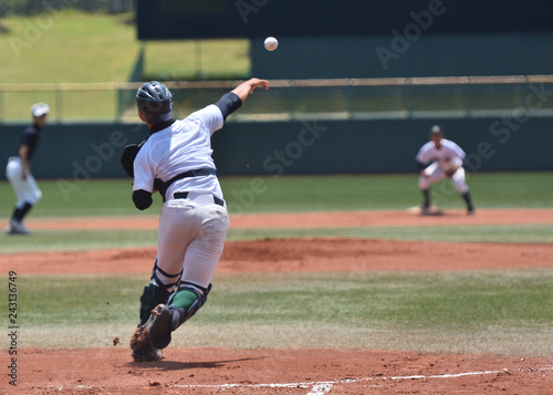 高校野球で牽制球を投げるキャッチャー