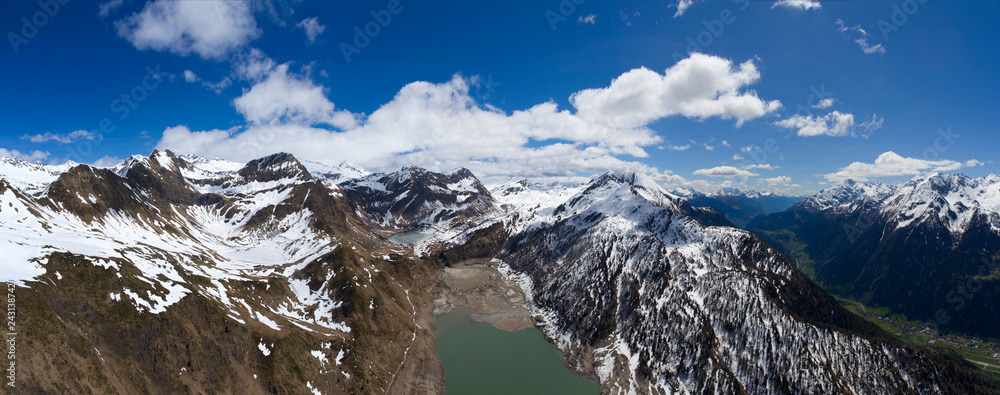 Obraz premium Widok z lotu ptaka na jeziorze Ritom i górach