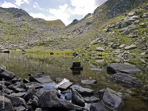 immagine montana nelle dolomiti con un laghetto pieno di riflessi