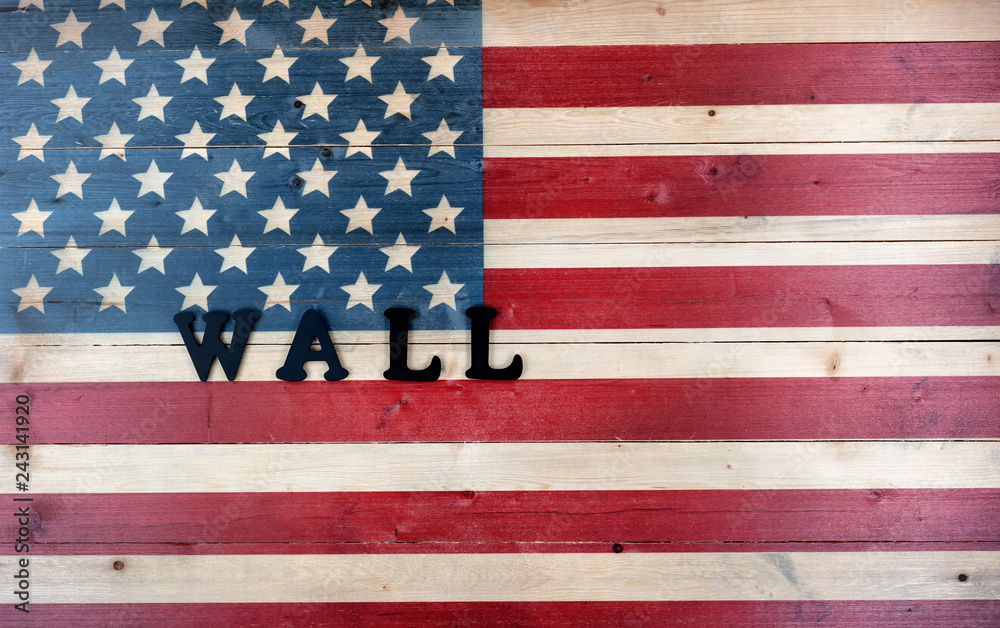 Naklejka premium Vintage wooden United States flag with letters spelling wall for border concept