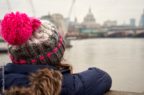 Kind überblickt die Stadt London an der Themse