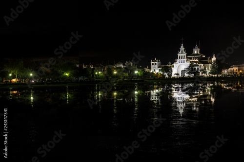 Poblado del Rocio de noche, con la ermita del Rocio iluminada