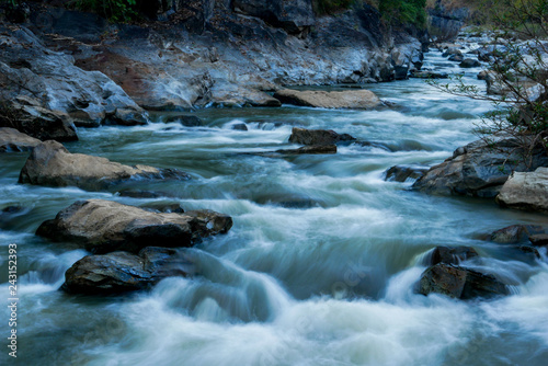 Fototapete creek flowing over the rocks