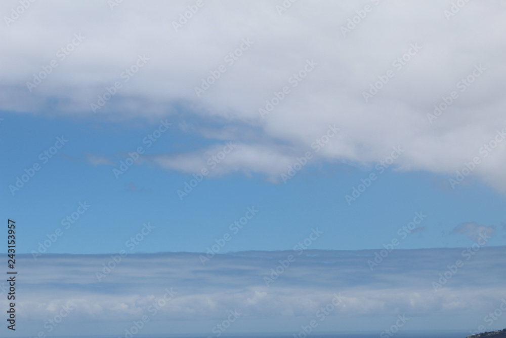 Strukturierter blauer Himmel mit schönem Wolkengebilde