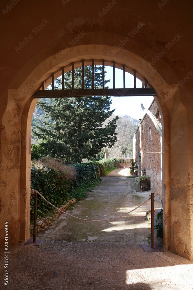 Obraz premium Raixa and the exit to the gardens