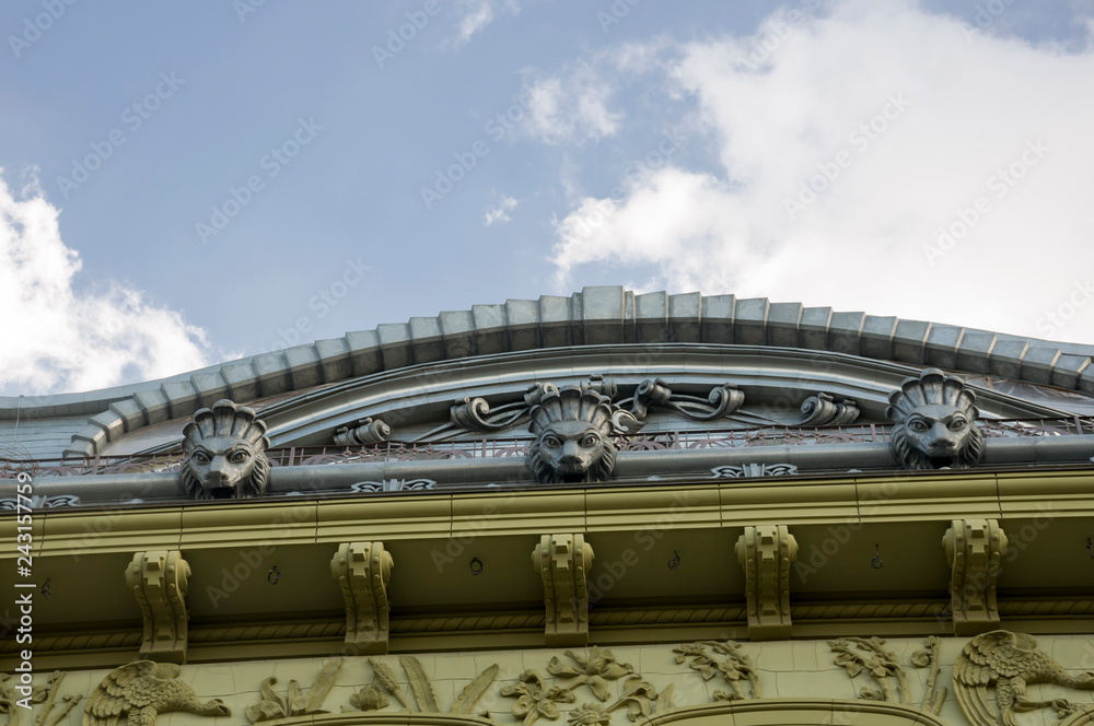 Obraz premium Old city buildings before and after restavration. Ancient windows, roofs, balconies. sculptures, walls 