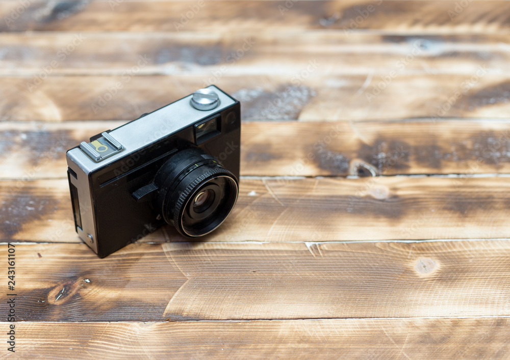 Retro camera on wood table background, vintage color tone foto de Stock |  Adobe Stock