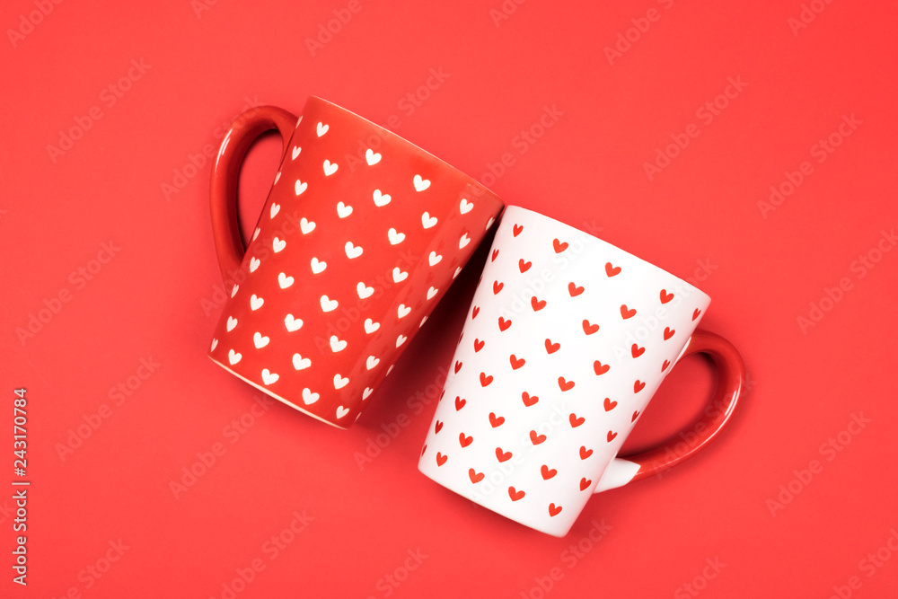 Obraz premium Couple of beautiful cups on red.