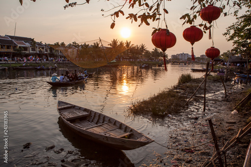 barcas al atardecer en vietnam