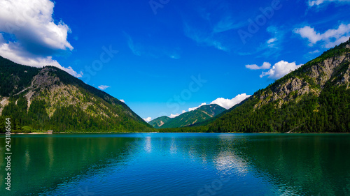 Wunderschöne Berglandschaft am See mit blauem Himmel