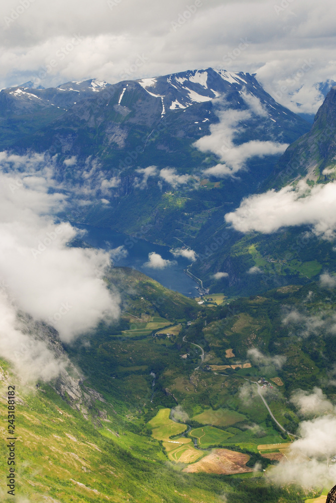 Obraz premium landscape with mountains and clouds