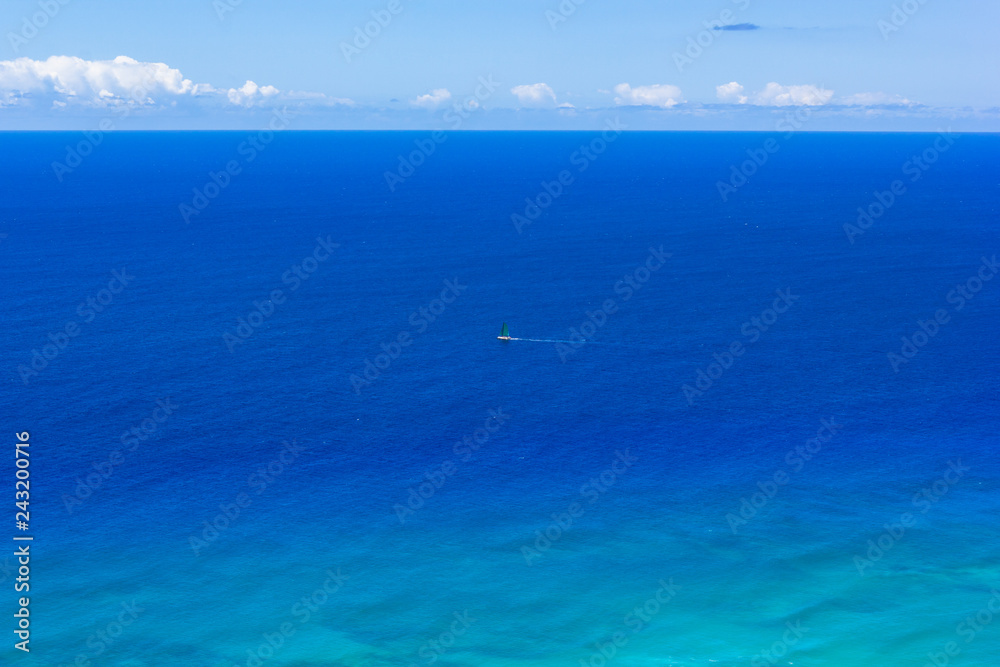 einsames Segelboot vor der Küste auf Hawaii, Oahu