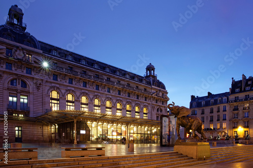 Foto Paris, France - January 12, 2018: Orsay museum public entrance in Paris in Franc