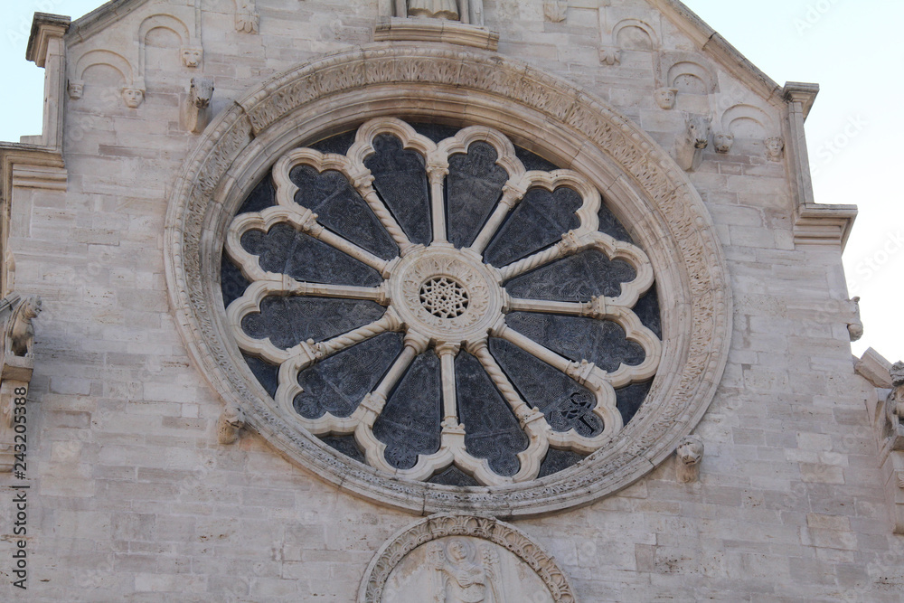 Cattedrale di Ruvo di Puglia; il rosone in facciata con l'originale decorazione a traforo dei 