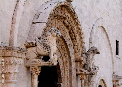 una coppia di grifoni sostiene l'arco del portale maggiore della Cattedrale di Ruvo di Puglia; photo