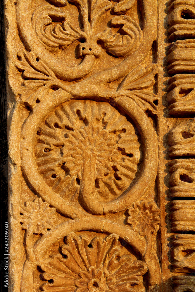 rilievi con motivi floreali; stipite del portale della chiesa dell'Abbazia di Santa Maria di Cerrate (Puglie) rilievi con motivi floreali; stipite del portale della chiesa dell'Abbazia di Santa Maria di Cerrate (Puglie)