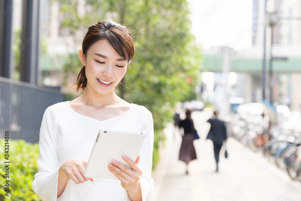 笑顔の女性 タブレットコンピューター 笑顔の女性 タブレットコンピューター