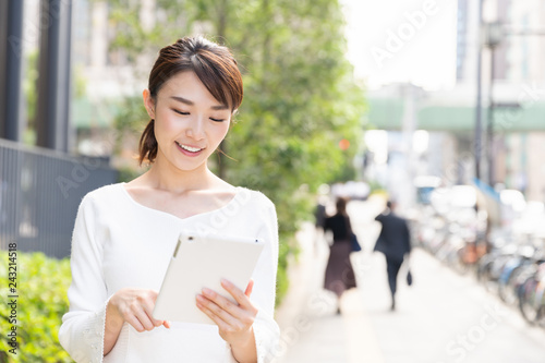 笑顔の女性 タブレットコンピューター Free Download 笑顔の女性 タブレットコンピューター - GFXLoad