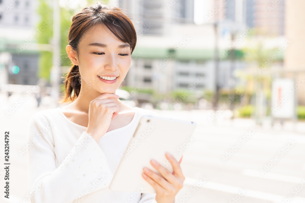 笑顔の女性　タブレットコンピューター