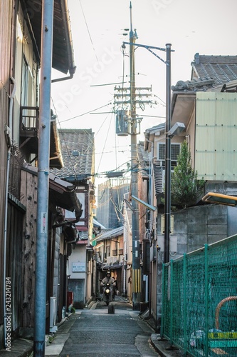 narrow street in kyoto