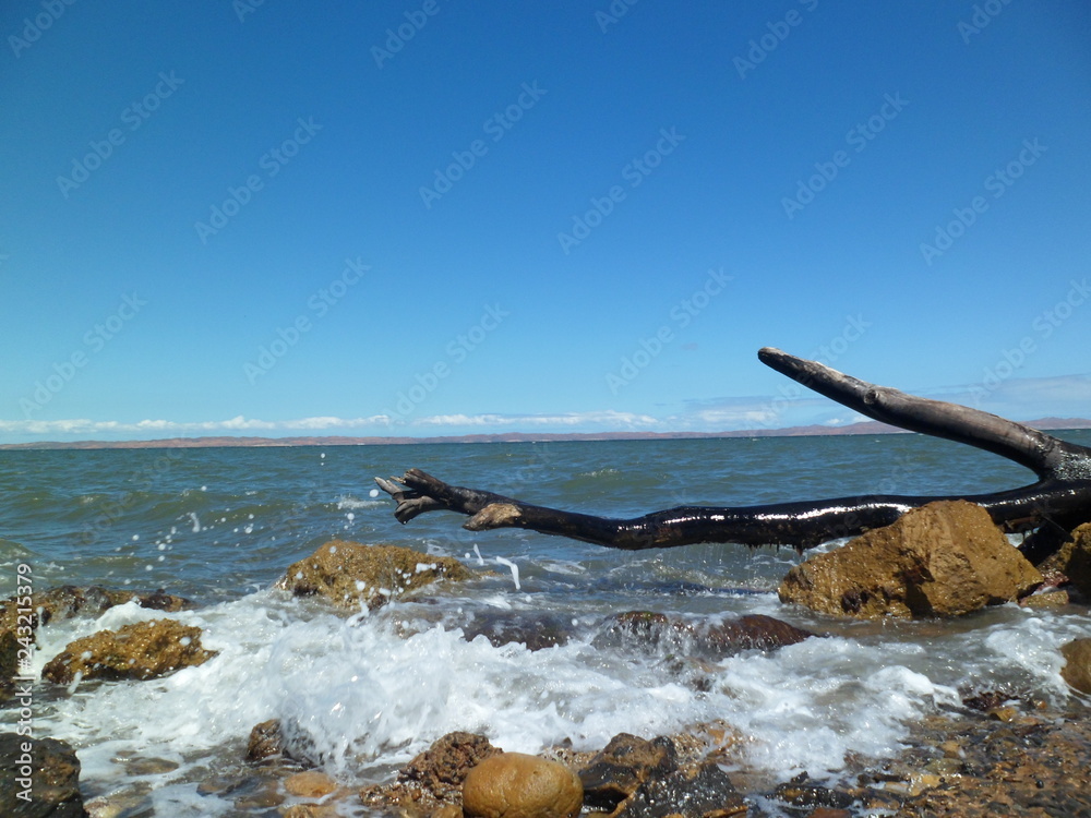 paisajes, mar, cielo, azul. naturaleza, rocas, agua, olas, aire libre, serenidad, paz, refrescante. 