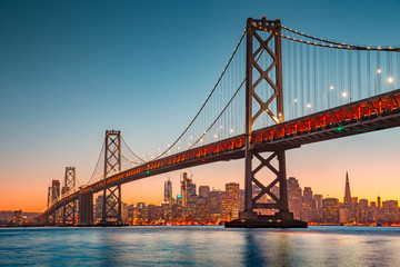 Foto auf Leinwand Schlafzimmer Skyline von San Francisco mit Oakland Bay Bridge bei Sonnenuntergang, Kalifornien, USA  © JFL Photography