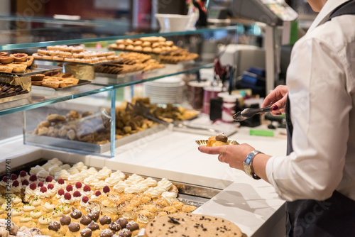 servire pasticcini