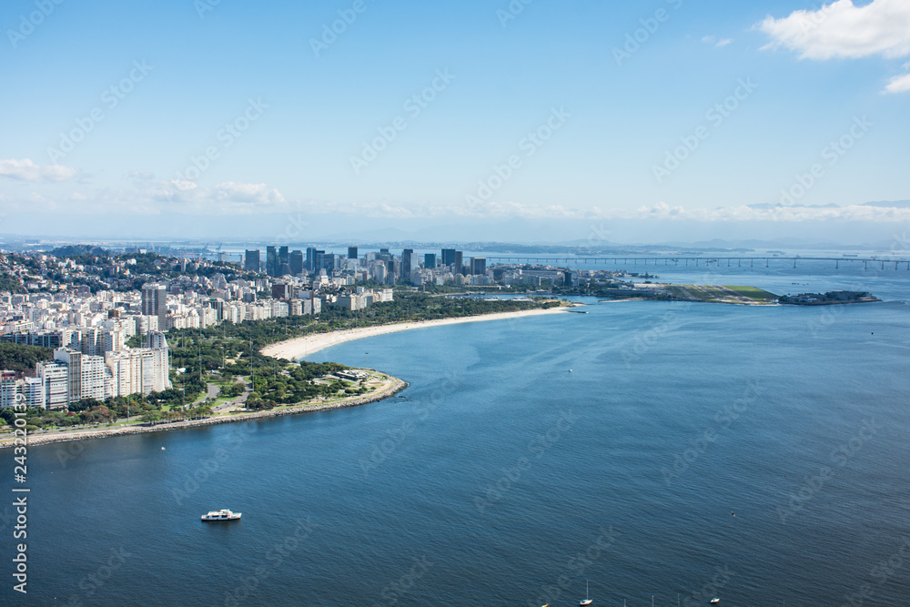 Baia com mar e céu azuis