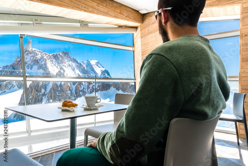 Colazione in un bar di montagna osservando dente del gigante - skyway
