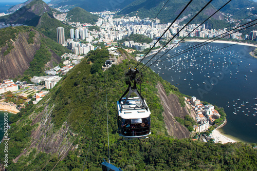 Bonde do Pão de Açúcar por cima da baia de Guanabara 
