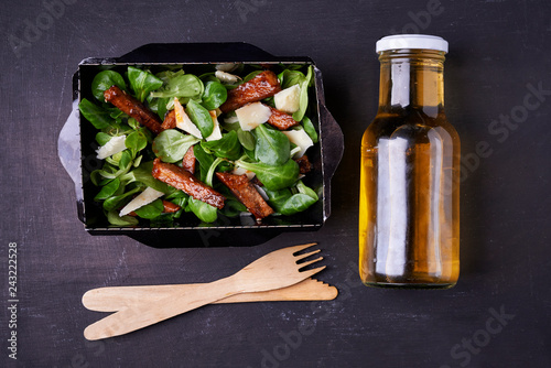 Fotografie meal prep container with salad  and bottle with juice