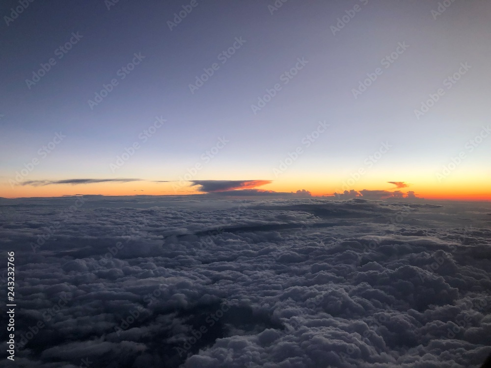 Wunderschöne Wolken beim Sonnenuntergang über Mexiko aus einem Flugzeug heraus 