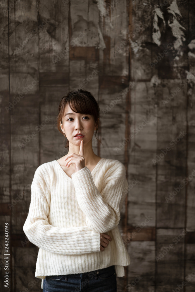 悩む女性 悩む女性