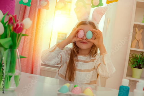 Kind zu Ostern