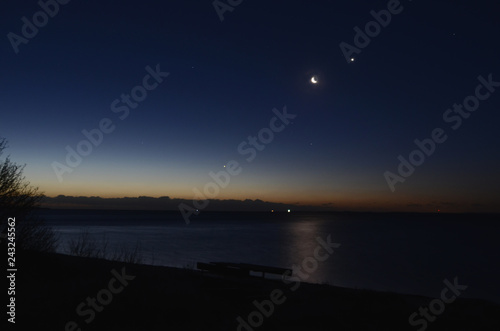 Conjunction between Moon and Venus, Mars can also be seen closer to the horizon.