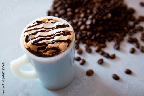 Foto cup of coffee with whipped cream and beans