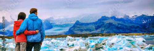 Canvas Print Iceland glacier landscape tourists couple at Jokulsarlon lake