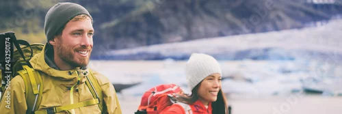 Obraz Dwóch turystów pieszych razem spacerujących w dziczy. Alpinistów wspinaczy para alpinistów trekking w górach śnieg lodu. Panorama banner zespołu pieszych wędrówek w zimie.