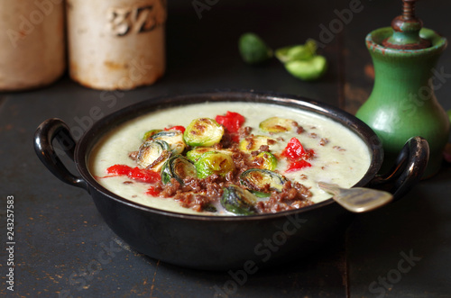 Rosenkohl Cremesuppe mit Paprikapüree und Pumpernickelbrösel
